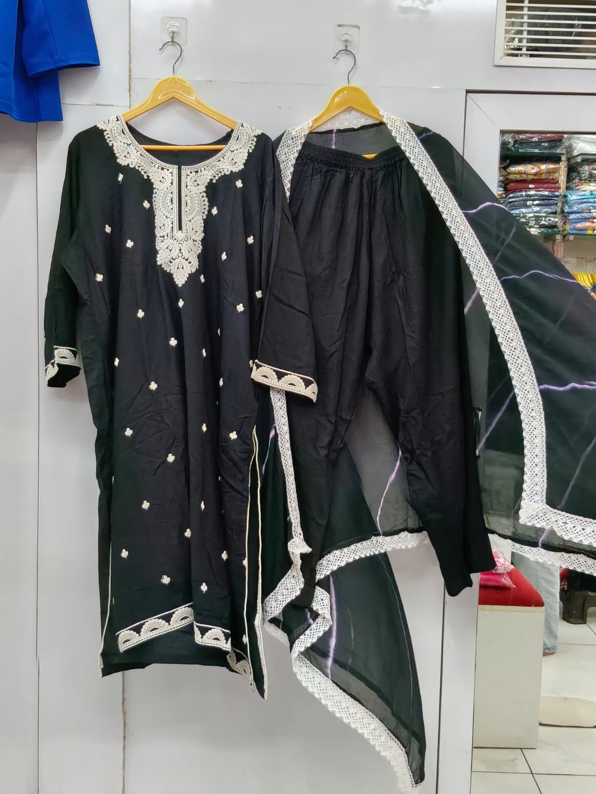 LAKHNAVI SUIT