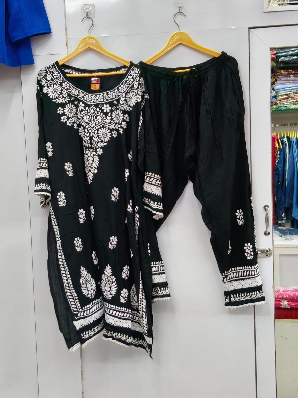 LAKHNAVI SUIT